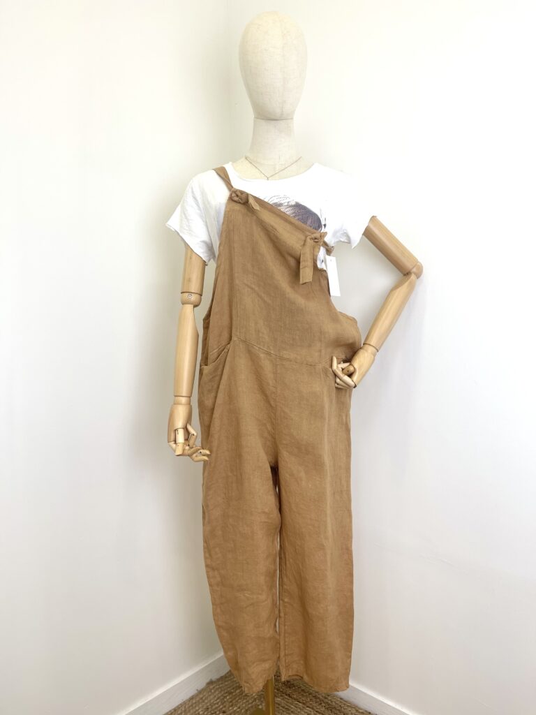 Leuke linnen jumpsuit me voorzakken en knoppen – CAMEL kleur – tuinbroek – Maat S/M