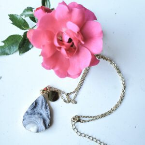 Handgemaakte Edelsteen ketting met Agaat geode in een gouden frame