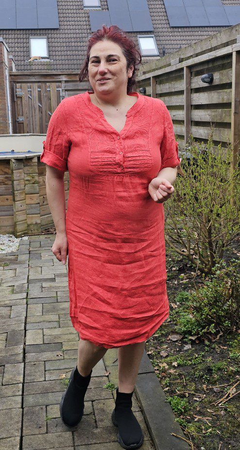 Mooi 100% linnen jurk met korte mouwen - broderie - knoppen - elastische rug - ROOD kleur - maat 42