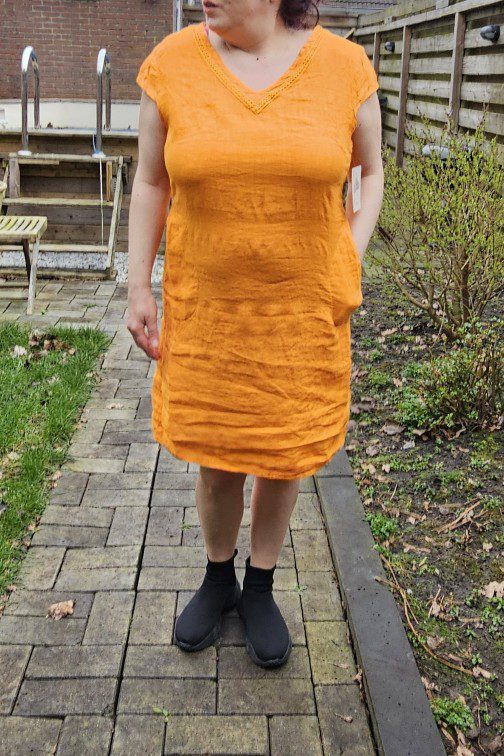 Linnen jurk - v-hals en broderie - kapmouwen - elastische rug - zijzakken maat - kleur ORANJE - maat 42/44
