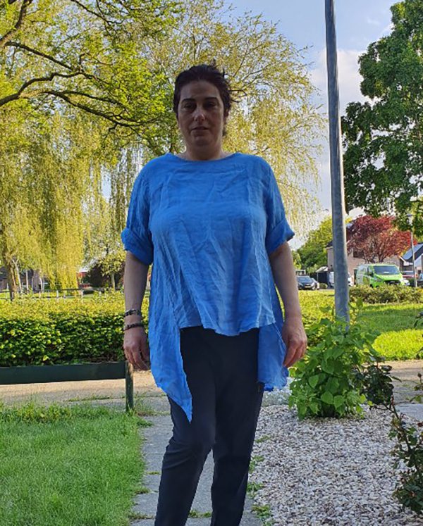 Mooi linnen top in BLAUW kleur met korte mouwen, asymmetrisch ronde hals maat 42