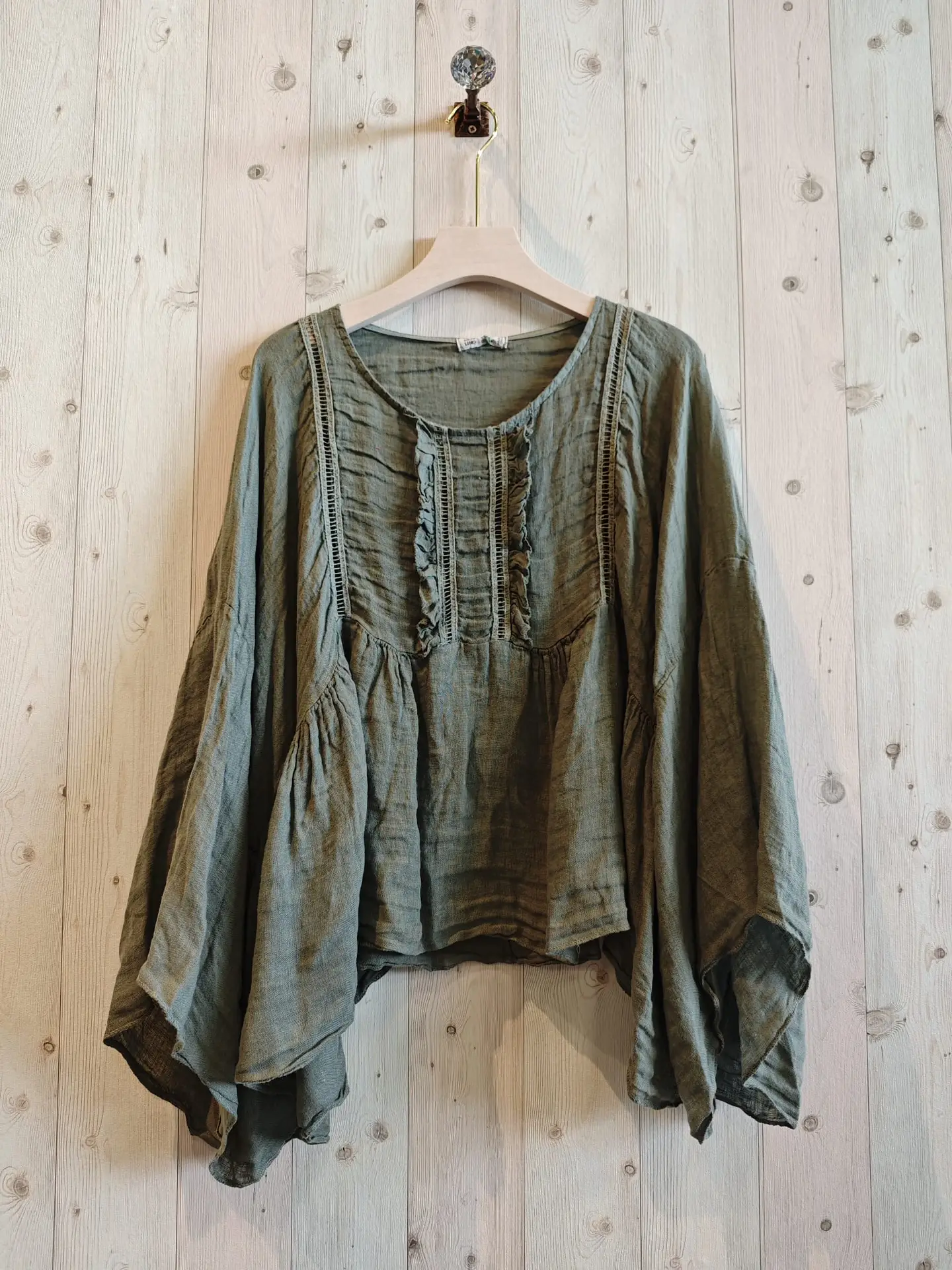 Linnen boho top met vlinder mouwen - broderie voor kant - oversized - korte blouse - MILITAIR GROEN