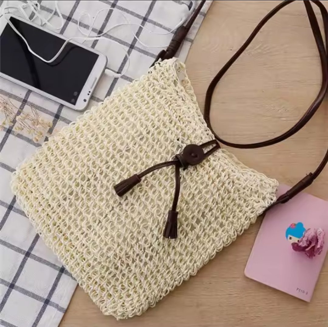 100% rieten cross body tasje - BEIGE kleur - leerlook riem - knop sluiting