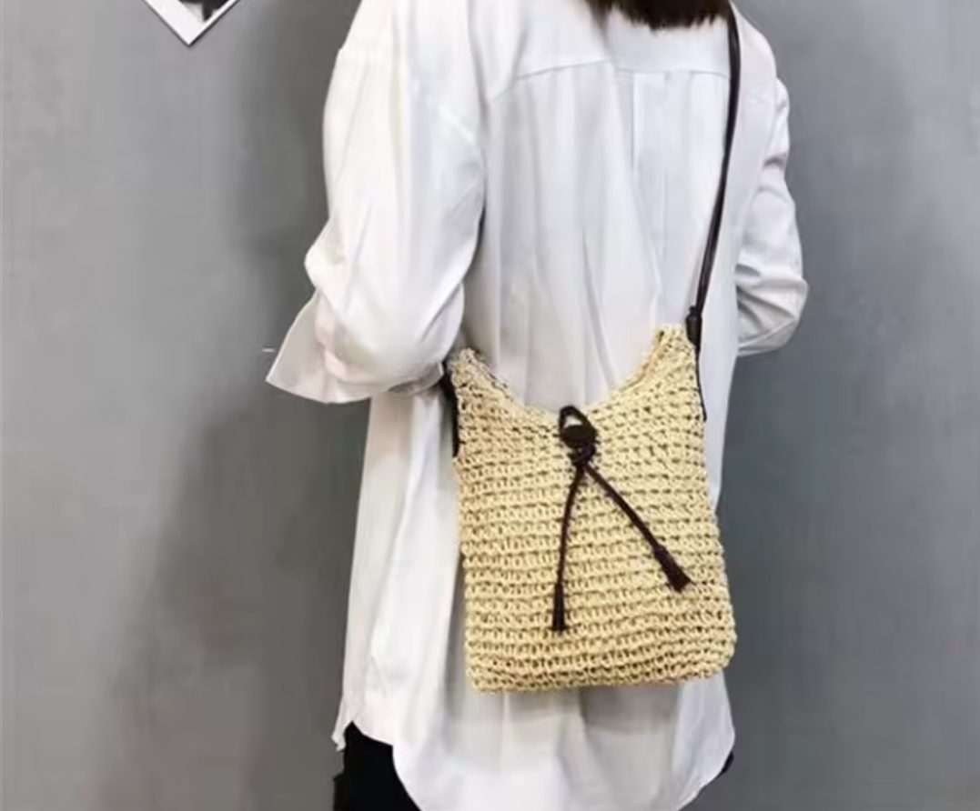 100% rieten cross body tasje - BEIGE kleur - leerlook riem - knop sluiting