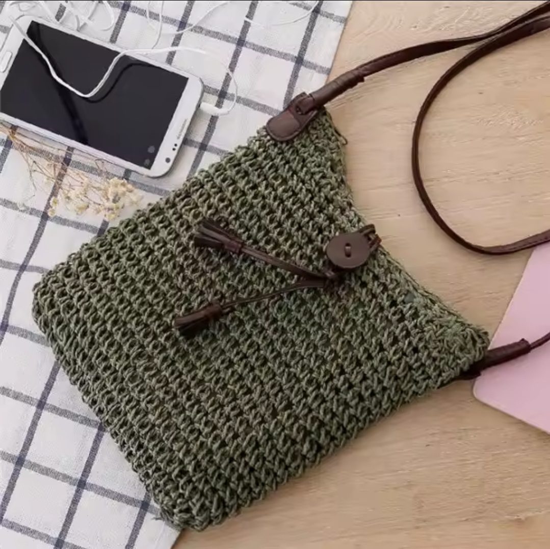 100% rieten cross body tasje - GROEN kleur - leerlook riem - knop sluiting