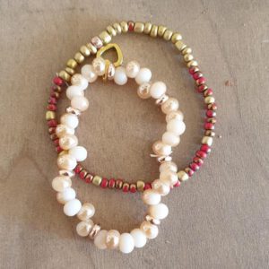 Tweedelige armband handgemaakt met Rocailles, kralen in diverse maten en kleuren 2st