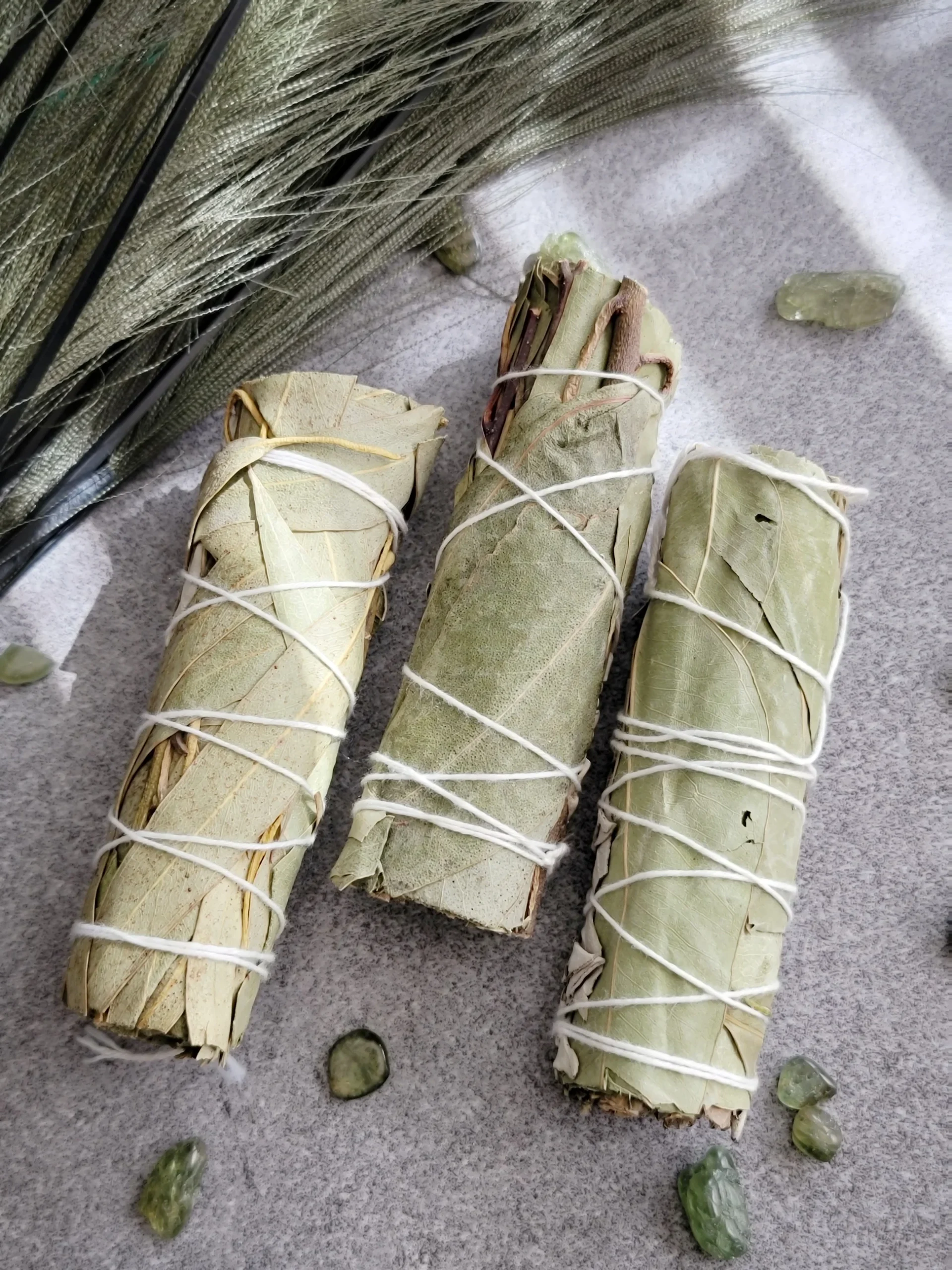 3 stuks Natuurlijke Witte salie en Eucalyptus bundel stick - wierook - handgemaakt in Frankrijk - zuiverend en frisse sfeer 3x11cm