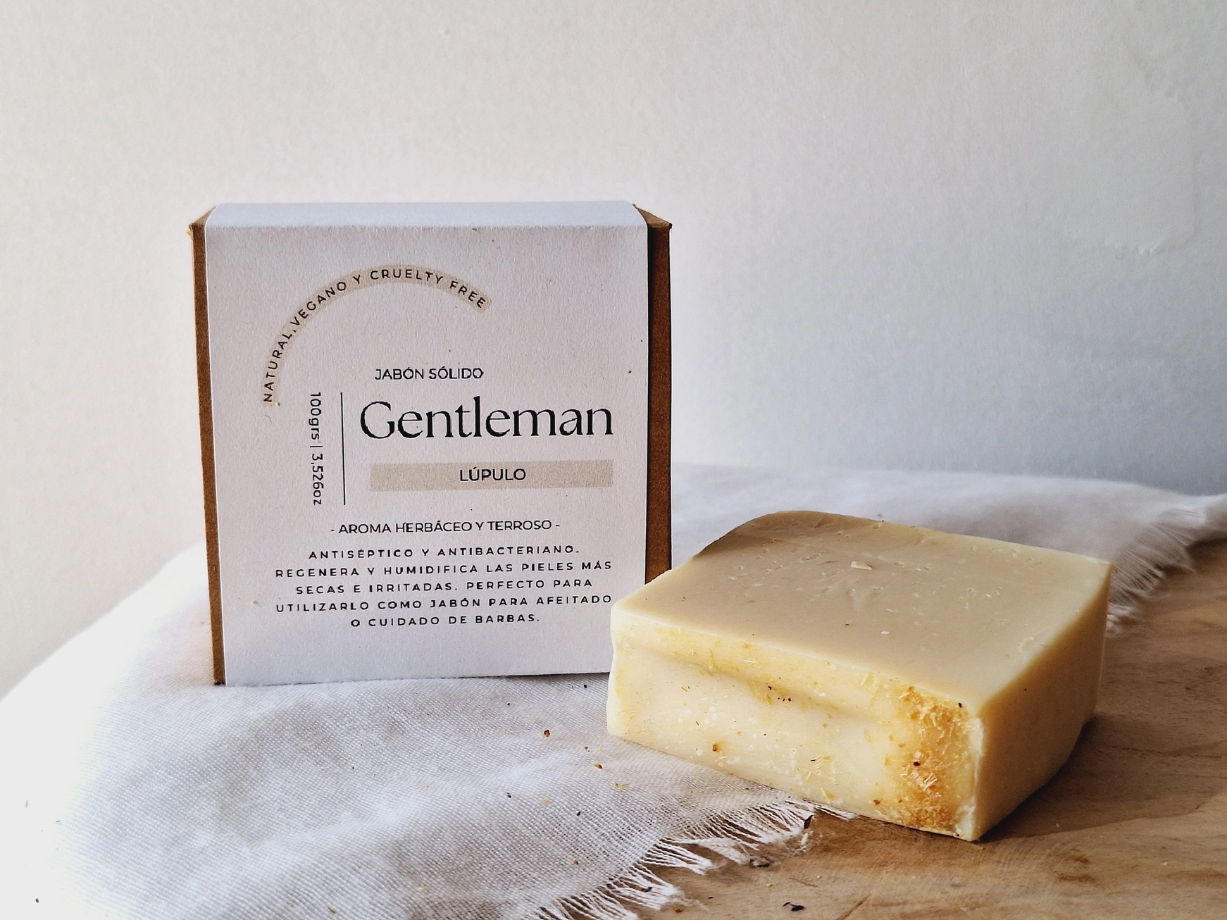 Biologische veganistische heren zeep - GENTLEMAN - karite - huid - baard - hop extract - kokos - olijfolie 100gr